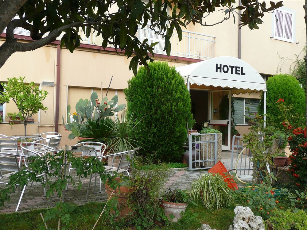Hotel Darsena Passignano sul Trasimeno Bagian luar foto