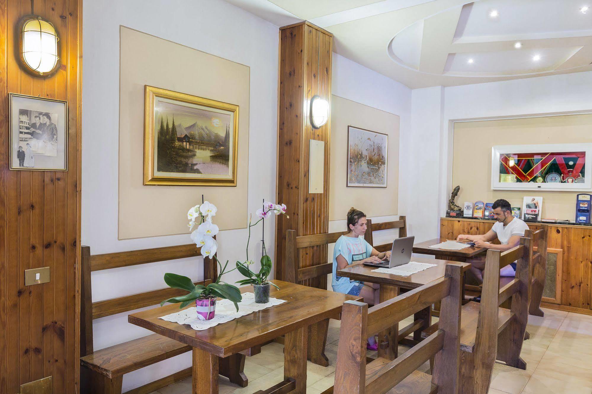 Hotel Darsena Passignano sul Trasimeno Bagian luar foto